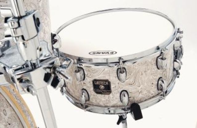 The 14"x6½" snare creates a warm response.